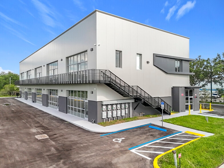 Primary Photo Of 705 Hennis Rd, Winter Garden Showroom For Lease