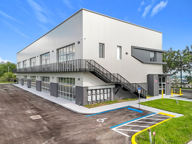 More Photos Of 705 Hennis Rd, Winter Garden Showroom For Sale