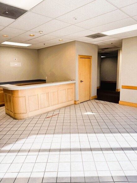 More Photos Of 1325 SW Market St, Lee's Summit Manufacturing For Sale