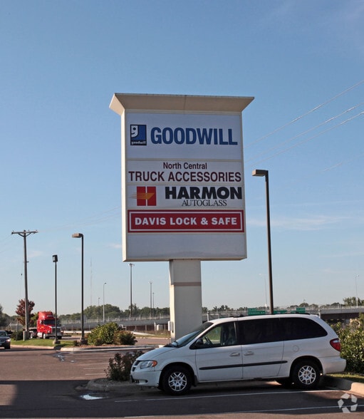 More Photos Of 2500 Cleveland Ave N, Roseville Freestanding For Lease