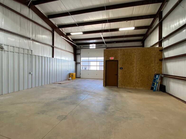 More Photos Of 8116 Silver Crossing, Oklahoma City Warehouse For Lease