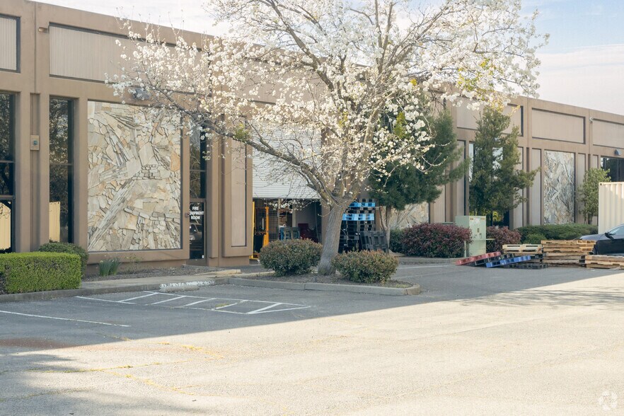 More Photos Of 11455 Folsom Blvd, Rancho Cordova Showroom For Sale