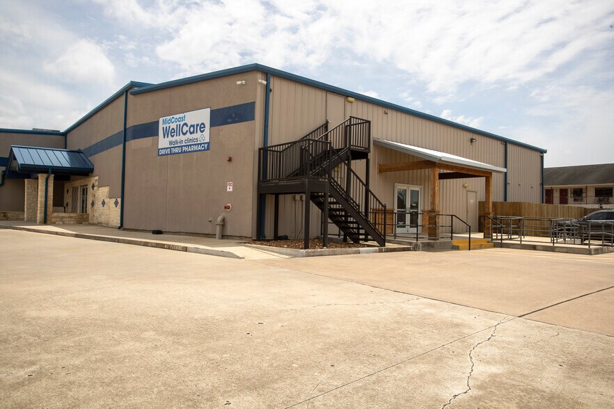 More Photos Of 25000 US 59 Rd, El Campo Flex For Sale