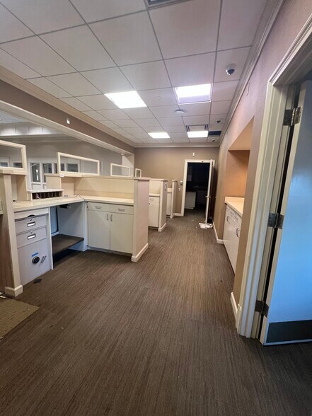 More Photos Of 6480 Milgen Rd, Midland Bank For Lease