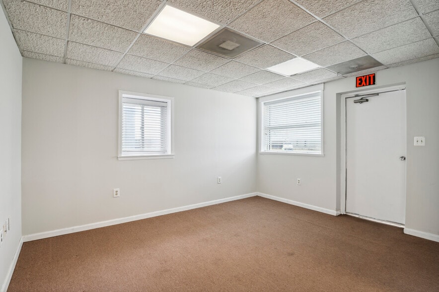 More Photos Of 9 James Ct, Wilmington Warehouse For Lease