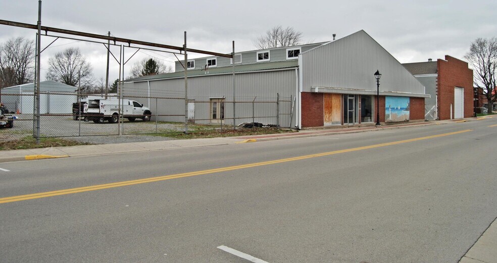 More Photos Of 230 South Main St, Lakeview Flex For Sale