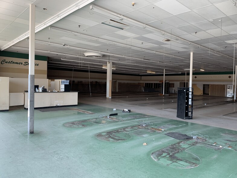More Photos Of 300-340 Central City Plz, New Kensington General Retail For Sale