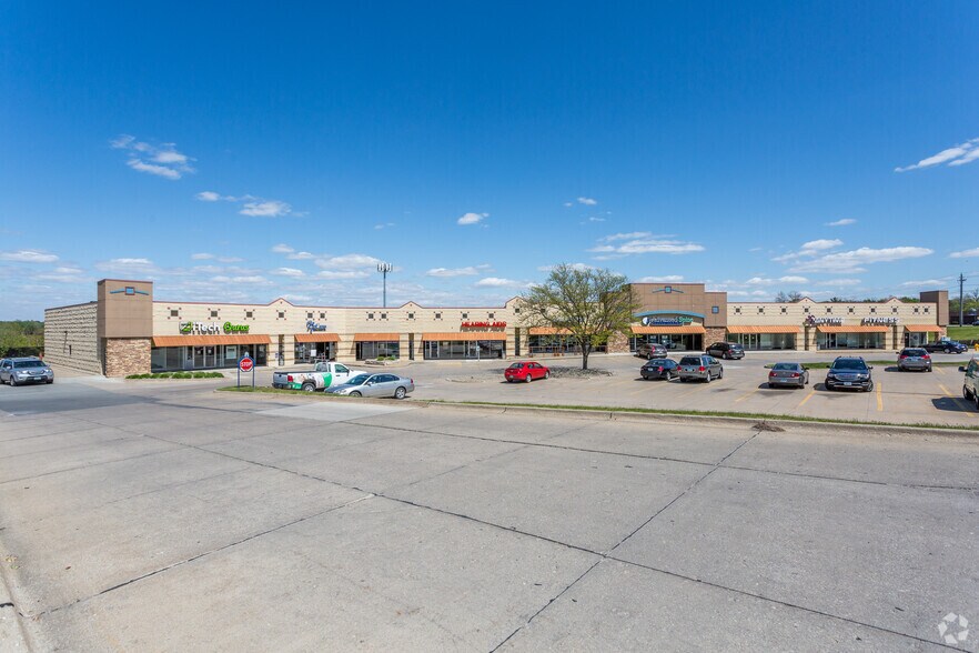 More Photos Of 8401-8475 Hickman Rd, Urbandale Storefront For Lease