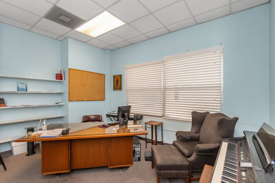 More Photos Of 411 Turner St, Clearwater Schools For Lease