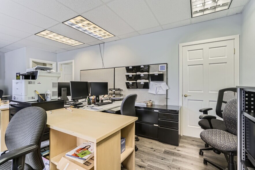 More Photos Of 5215 SE Flavel Dr, Portland Freestanding For Lease