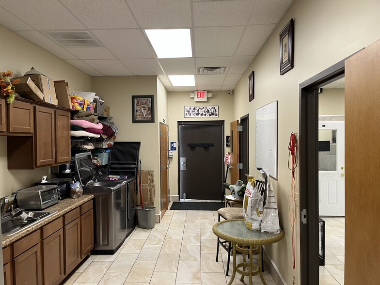 More Photos Of 1343 Lane Ave S, Jacksonville Veterinarian Kennel For Sale