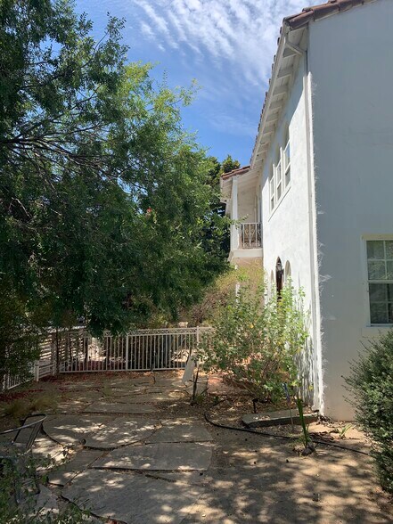 More Photos Of 1201 S Cloverdale Ave, Los Angeles Apartments For Sale