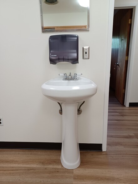 More Photos Of 32905 W 12 Mile Rd, Farmington Hills Medical For Sale