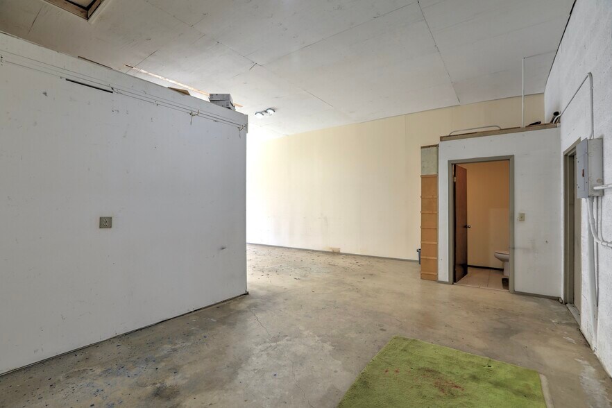 More Photos Of 637 2nd Ln, Vero Beach Flex For Sale