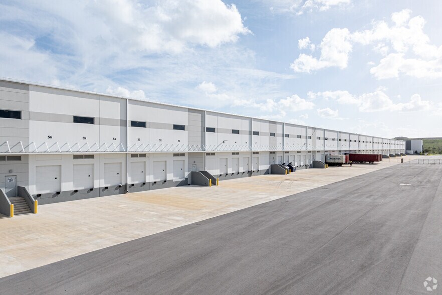 More Photos Of 21301 NW 43rd ave, Miami Gardens Distribution For Lease