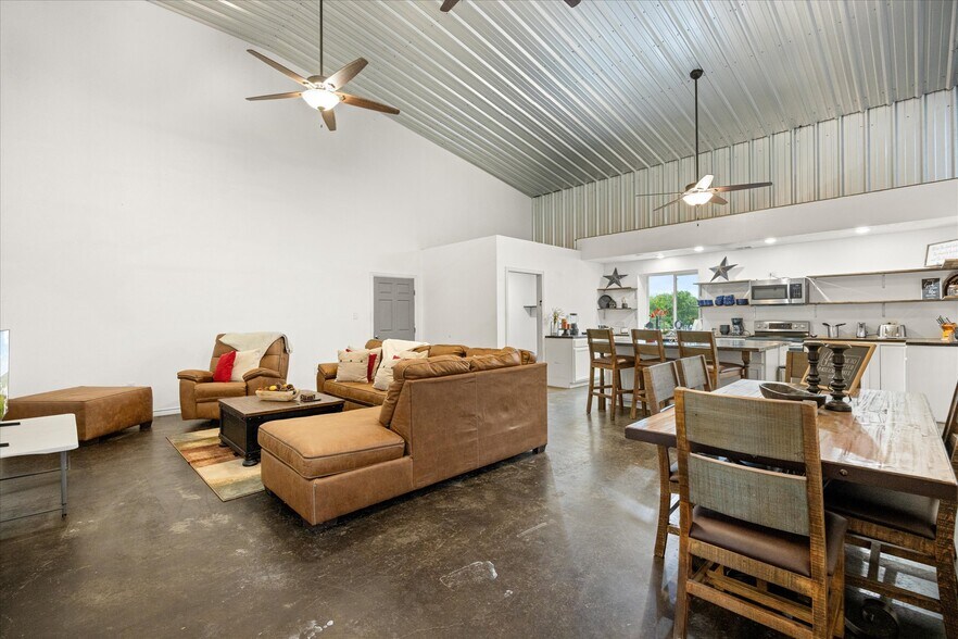 More Photos Of 1817 S Morgan St, Granbury Auto Dealership For Sale