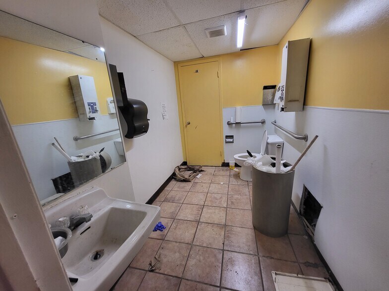 More Photos Of 7350 N Hanley Rd, Hazelwood Hotel For Sale