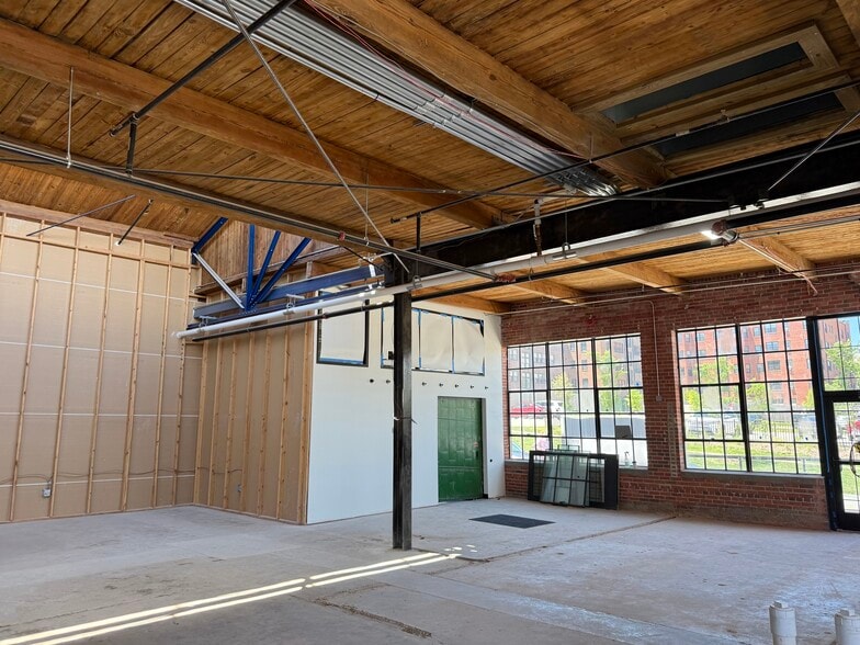 More Photos Of 515 28th St, Des Moines Storefront For Lease