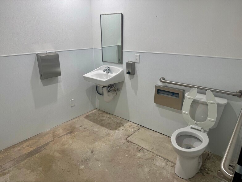 More Photos Of 6400-6440 E Stearns St, Long Beach General Retail For Lease