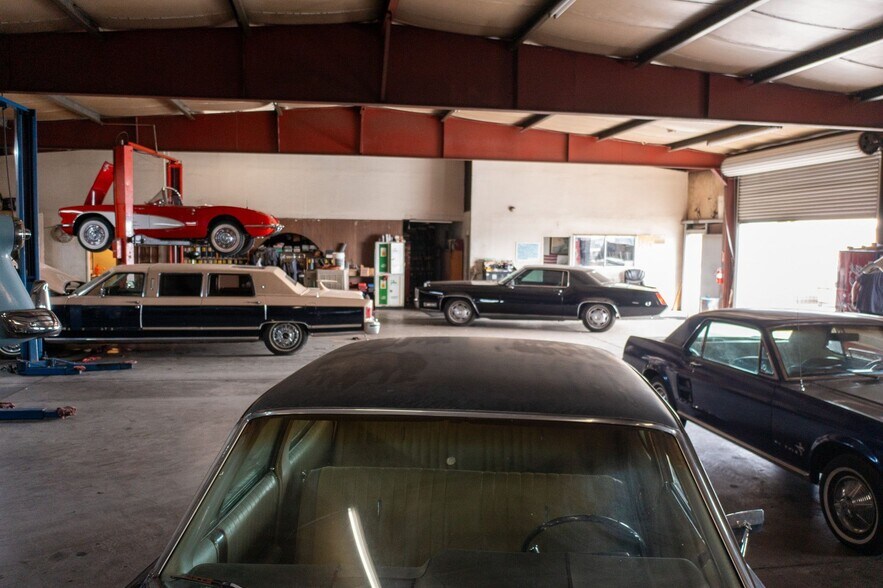 More Photos Of 145 W Oasis Rd, Palm Springs Service For Sale