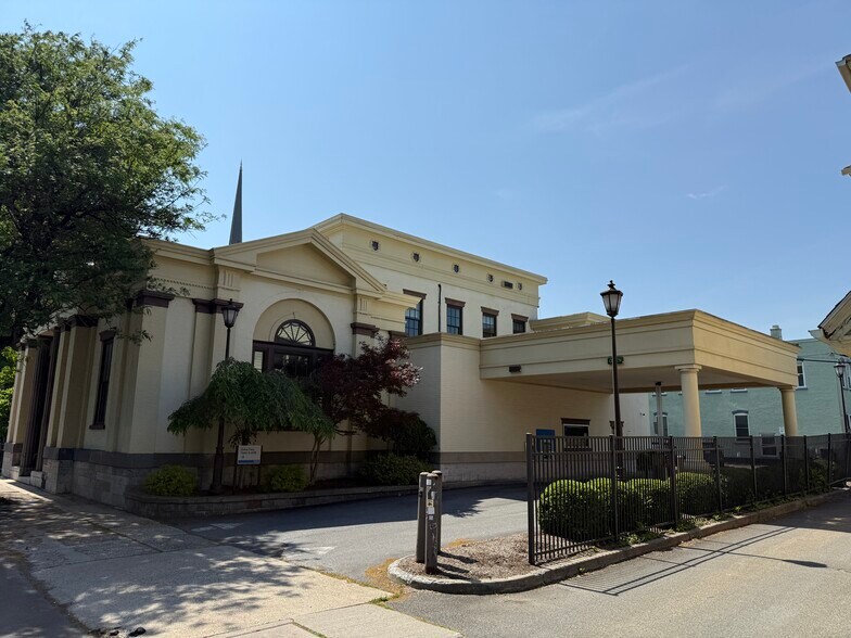 More Photos Of 27 Main St, Kingston Bank For Sale