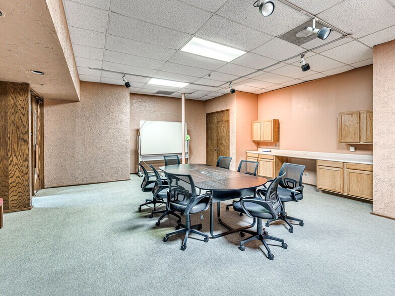 More Photos Of 6009 NW Expressway St, Oklahoma City Specialty For Sale