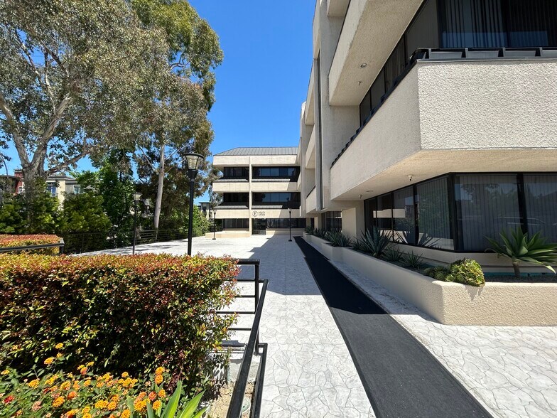 More Photos Of 22144 Clarendon St, Woodland Hills Office For Lease