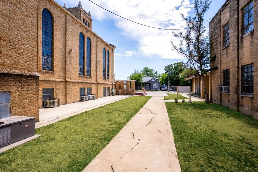 More Photos Of 1701 W Woodlawn Ave, San Antonio Religious Facility For Sale