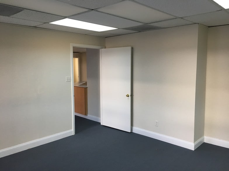 More Photos Of 6116 Rolling Rd, Springfield Medical For Sale