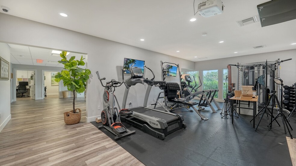 More Photos Of 1630 S Tuttle Ave, Sarasota Medical For Sale