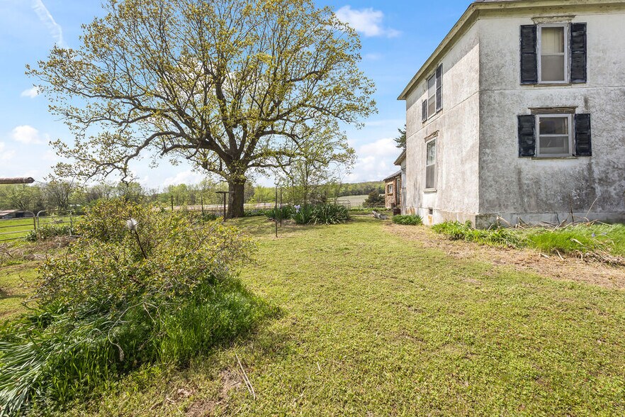 More Photos Of 10535 N Highway 59, Summers Land For Sale