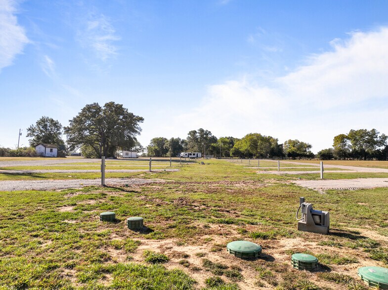 More Photos Of 3715 FM1567 W, Sulphur Springs Trailer Camper Park For Sale