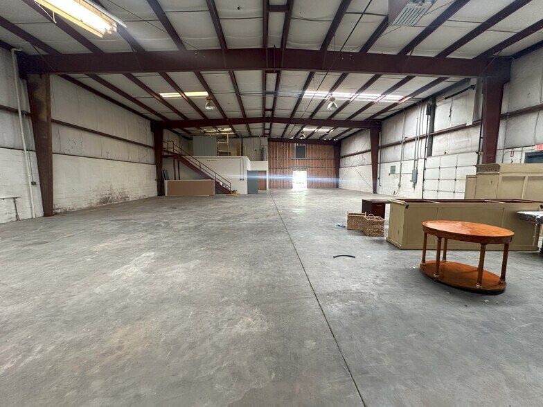 More Photos Of 5911 Echo Dr, Knoxville Warehouse For Lease