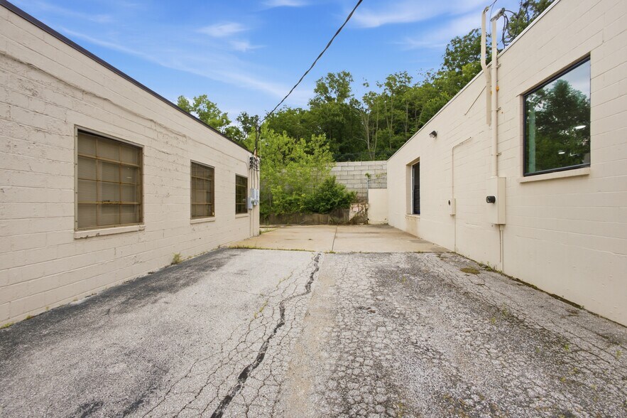 More Photos Of 5629 Raytown Rd, Raytown Industrial For Sale