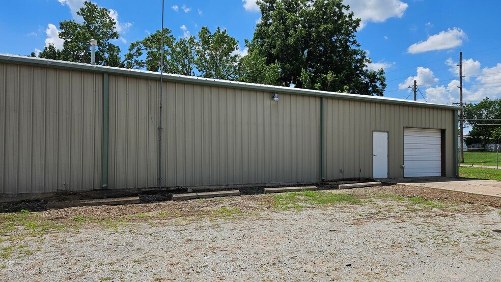 More Photos Of 1122 E Main St, Cushing Freestanding For Lease