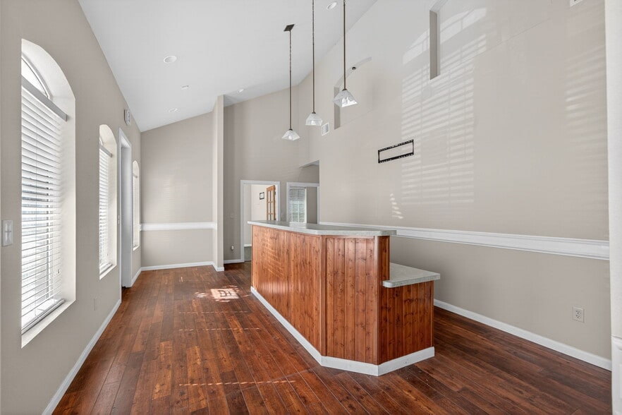 More Photos Of 4230 Gardendale St, San Antonio Office For Sale