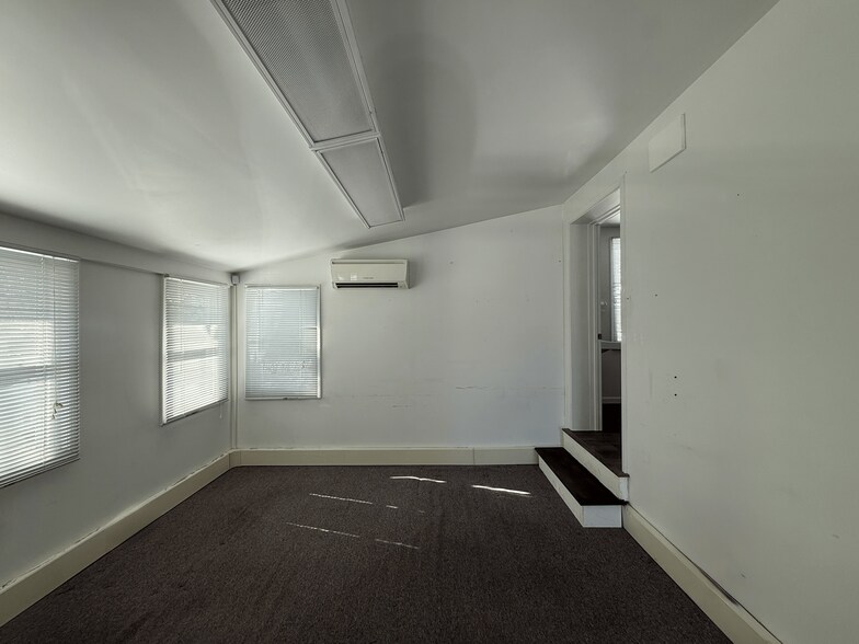 More Photos Of 5761 Lower York Rd, New Hope Storefront Retail Residential For Lease