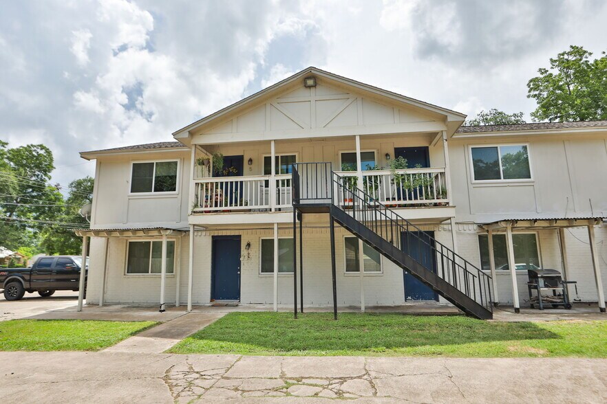 More Photos Of 1312 W Adoue St, Alvin Apartments For Sale