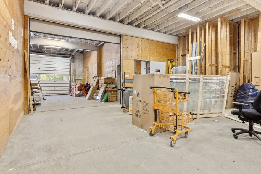 More Photos Of 255-257 Ste-anne Ave, Ottawa Warehouse For Lease