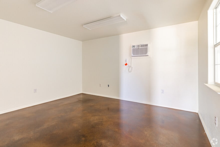 More Photos Of 3912 Williamson Rd, Crowley Unknown For Lease