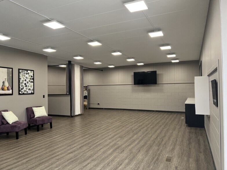 More Photos Of 103 E 3rd St, Aroma Park Office For Sale