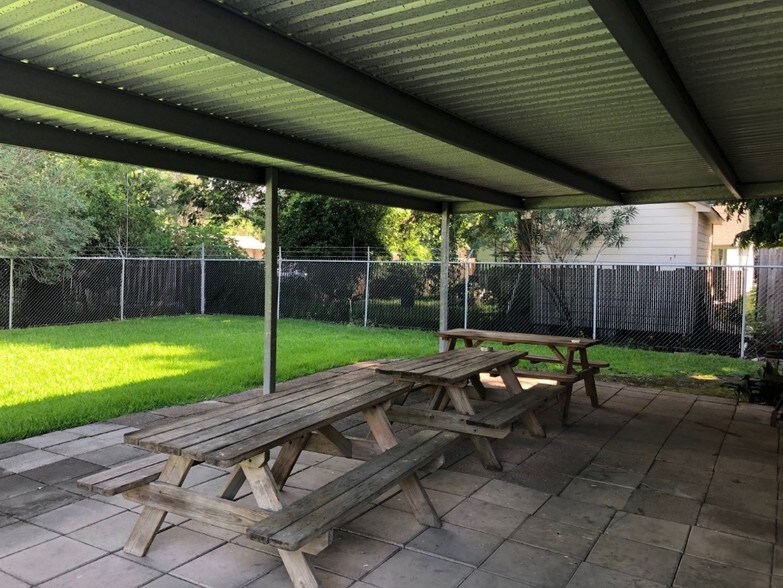 More Photos Of 13906 Packard St, Houston Warehouse For Lease