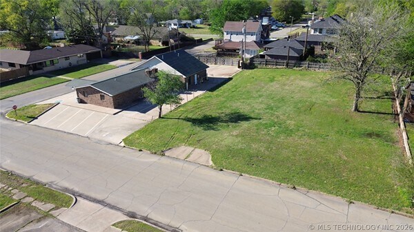 More Photos Of 1002 E Cherry St, Cushing Medical For Sale