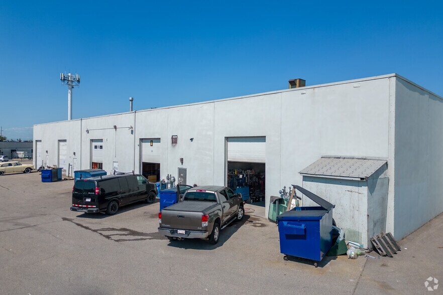 More Photos Of 2219 35th Ave NE, Calgary Service For Sale