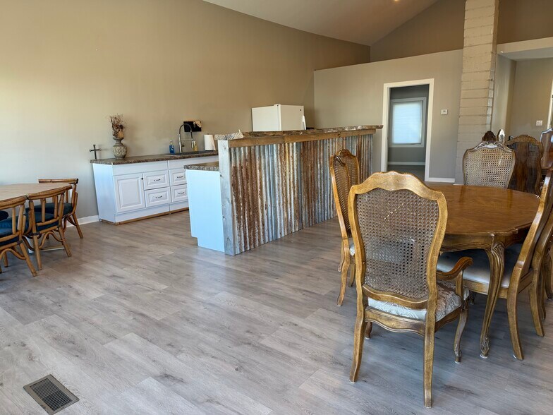 More Photos Of 105 W Vine St, Yutan General Retail For Sale