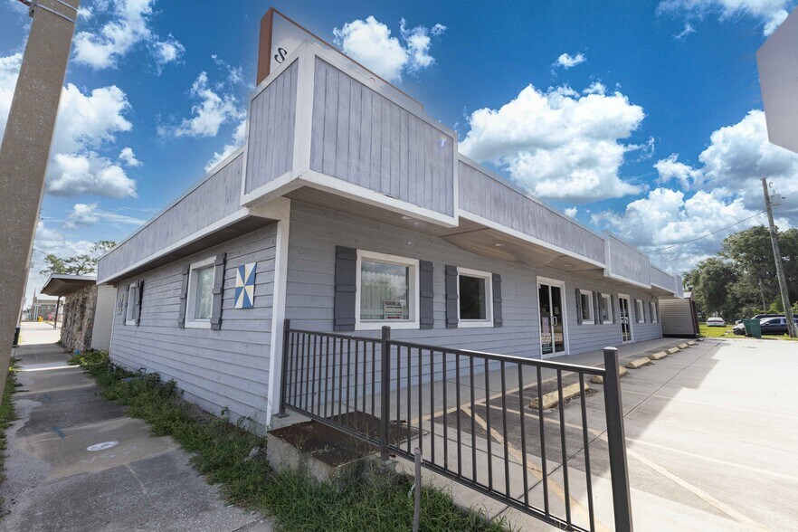 More Photos Of 700 N Main St, Wildwood Freestanding For Sale