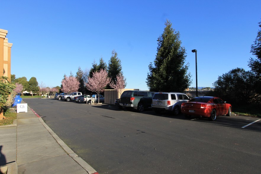 More Photos Of 460-480 Technology Way, Napa Flex For Lease