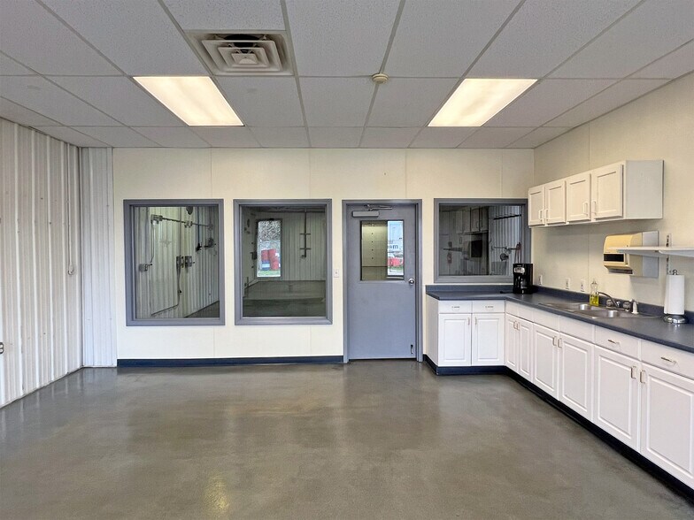More Photos Of 2002 Evanston Ave, Erie Manufacturing For Lease