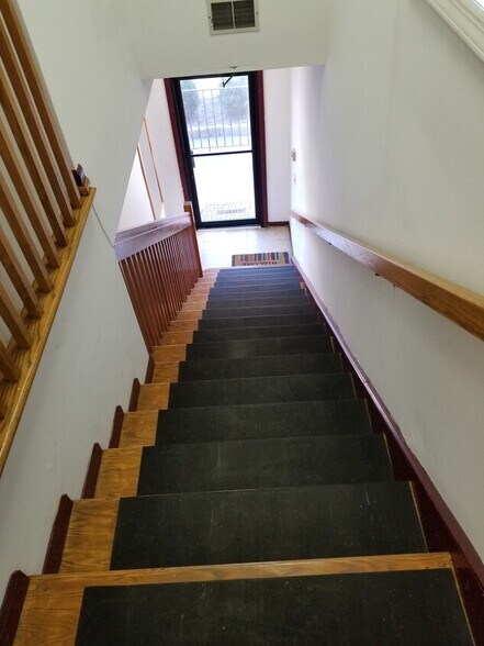 More Photos Of 422 Main St, Fort Lee Freestanding For Lease