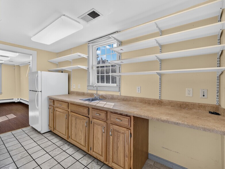 More Photos Of 1721 Saybrook Rd, Haddam Veterinarian Kennel For Sale